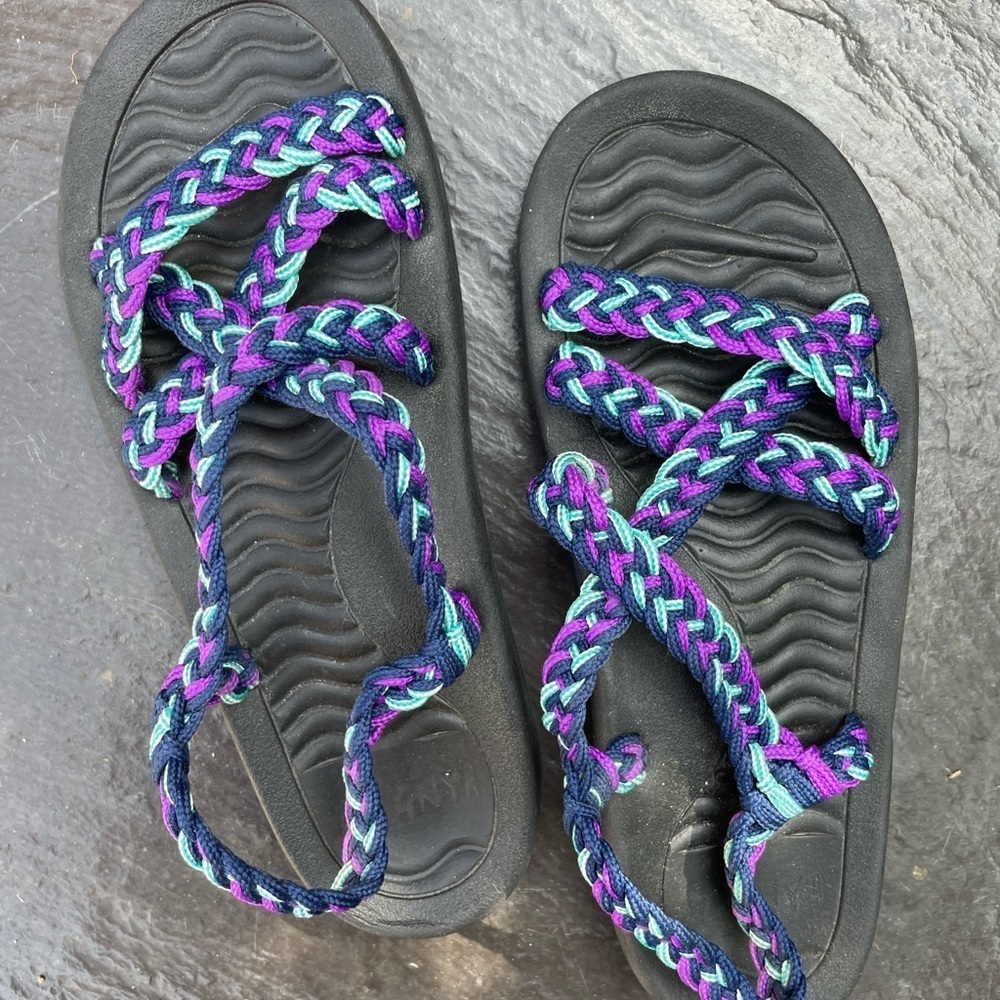 megnya sandals purple
Basically new